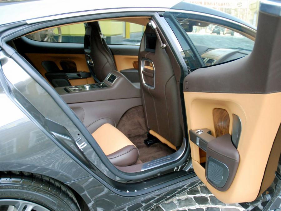 Интерьер Aston Martin Rapide by Status Design 2011 года  (фото 7 из 13)